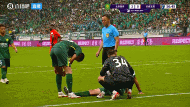 天天盈球APP-愿无恙!吴少聪无对抗情况下倒地示意受伤,随后被冯博轩换下